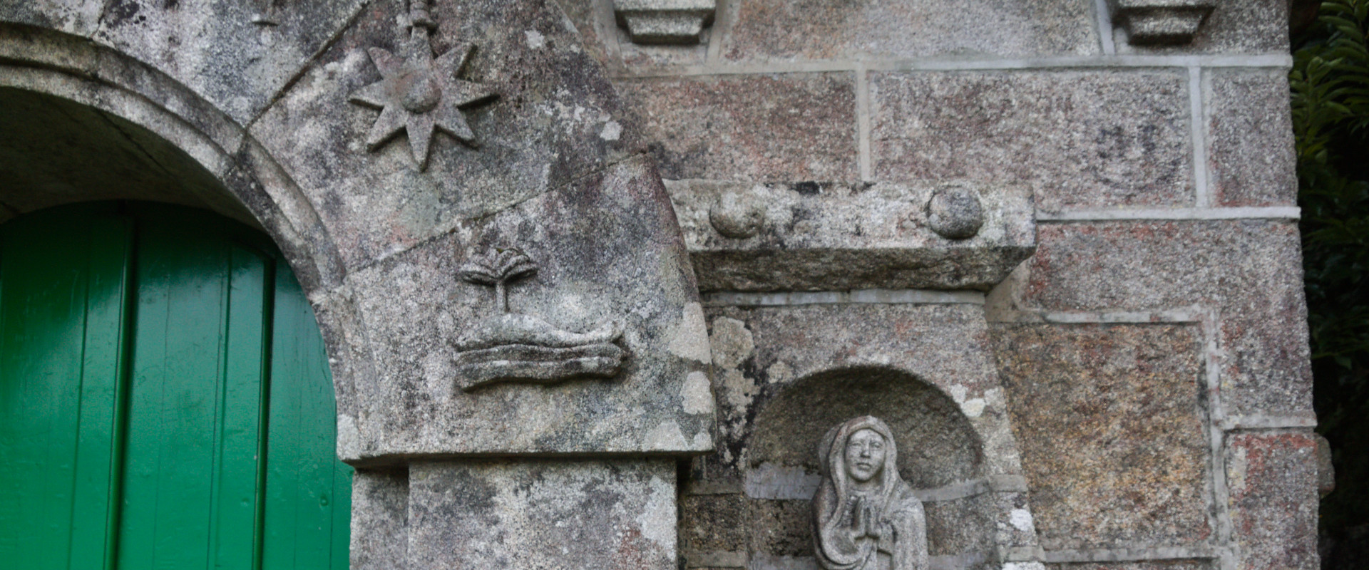 Descubre los secretos culinarios de la costa atlántica y las Rías Baixas mientras recorres el Camino Portugués hacia Santiago de Compostela. Conecta con los productores locales, las tradiciones antiguas y las recetas únicas que hacen de Galicia una de las regiones gastronómicas favoritas de los<a href="https://troulanders.eu/es/lo-que-opinan-los-chefs/"> chefs internacionales</a>.