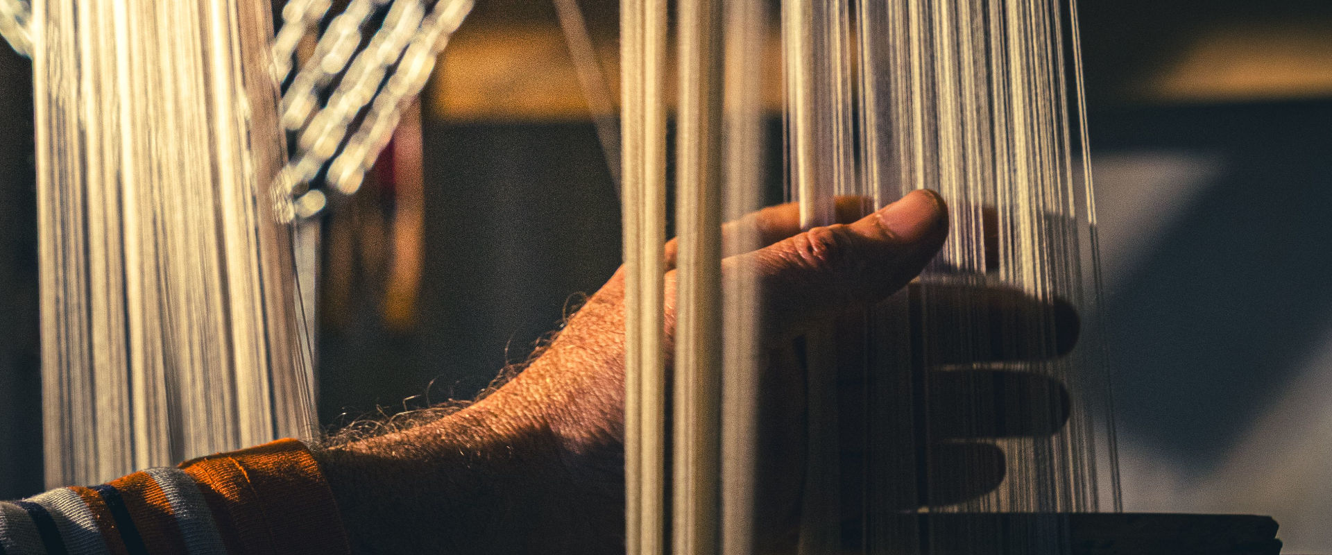 Enjoy a weekend dedicated to fashion and craftsmanship in the textile heart of Galicia: Ourense.

Over three days, you’ll discover how tradition and contemporary design coexist in the same region: you’ll learn about the history of clothing, traditional crafts such as leatherwork, artisan workshops and creative projects that keep Galicia’s textile heritage alive. And you’ll enjoy one of the most fascinating and least well-known gastronomic cities in northern Spain.