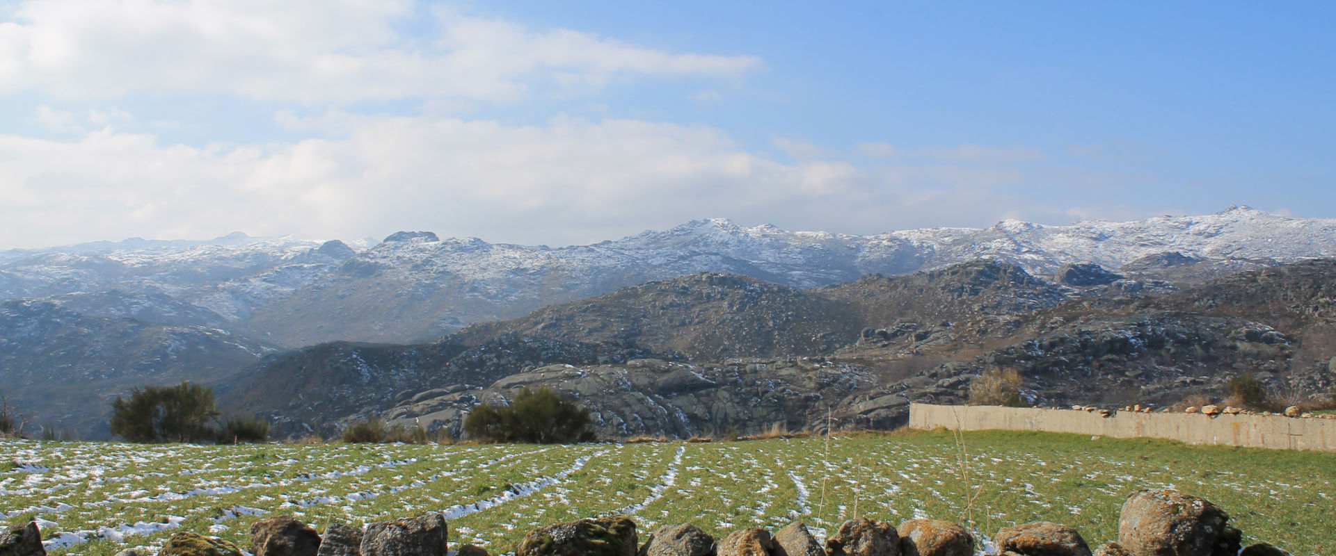 La frontera entre Galicia y Portugal fue motivo de guerra durante siglos. Pero a nivel local, la frontera era solo una sutil línea imaginaria: a veces una piedra, a veces la cima de una montaña o incluso una casa. Símbolos de un poder que no podía detener el comercio ni las relaciones entre ambos lados.

Aquí, en la Reserva de la Biosfera transfronteriza de Gerês-Xurés, explorarás un territorio independiente olvidado, aprenderás sobre tradiciones compartidas y escucharás las historias de dos países que no solo son vecinos, sino también familia.

Acompáñanos en esta expedición a caballo y a pie para descubrir las tradiciones de A Raia.